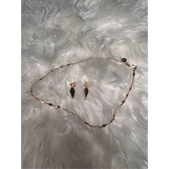 NWOT Rose gold necklace with kite shaped charms and matching earrings - Picture 2 of 3